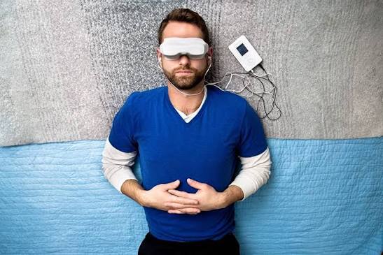 Lunettes de relaxation psycho-acoustique Kasina posées sur une surface claire